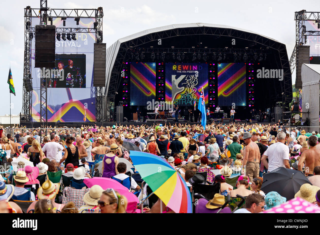Riesige Menschenmenge vor der Bühne auf die Rewind Festival Henley on Thames 2012 Festivalbesucher. JMH6046 Stockfoto