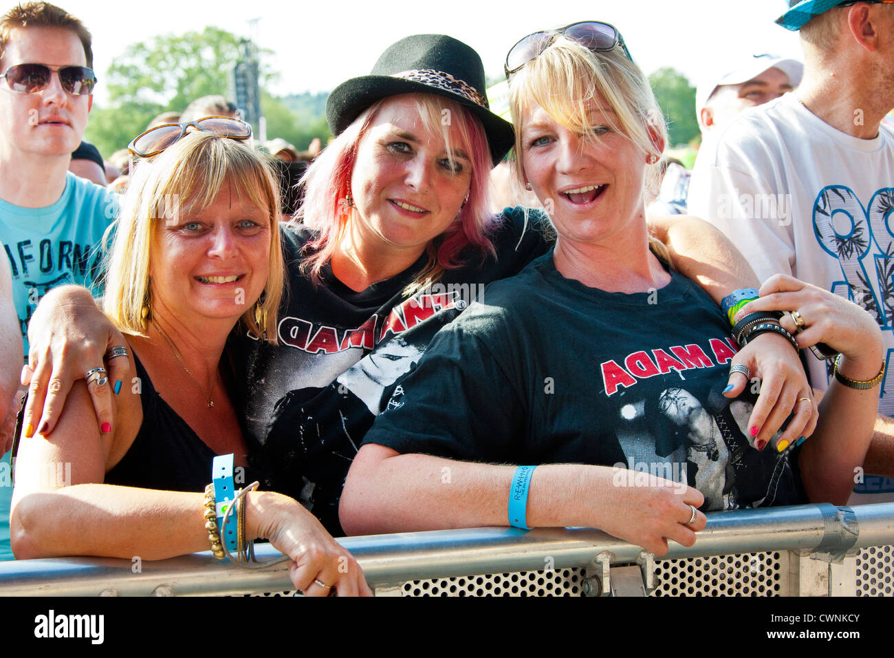 Mitglieder des Publikums in Adam Ant-T-Shirts an den Rücklauf Festival Henley on Thames 2012 gekleidet. JMH6055 Stockfoto