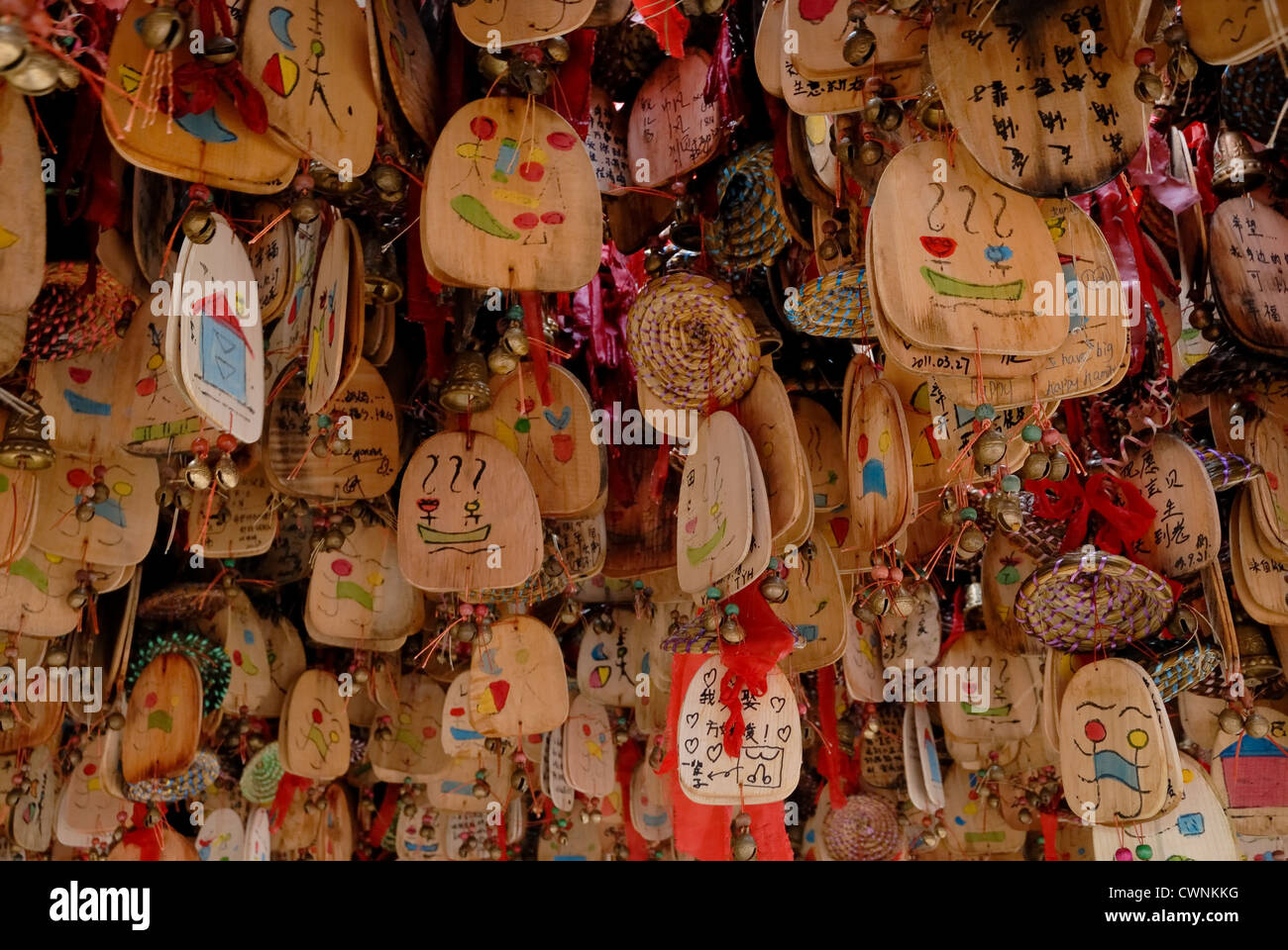 Kleine hölzerne Schilder hängen von der Decke in Lijiang, China Stockfoto
