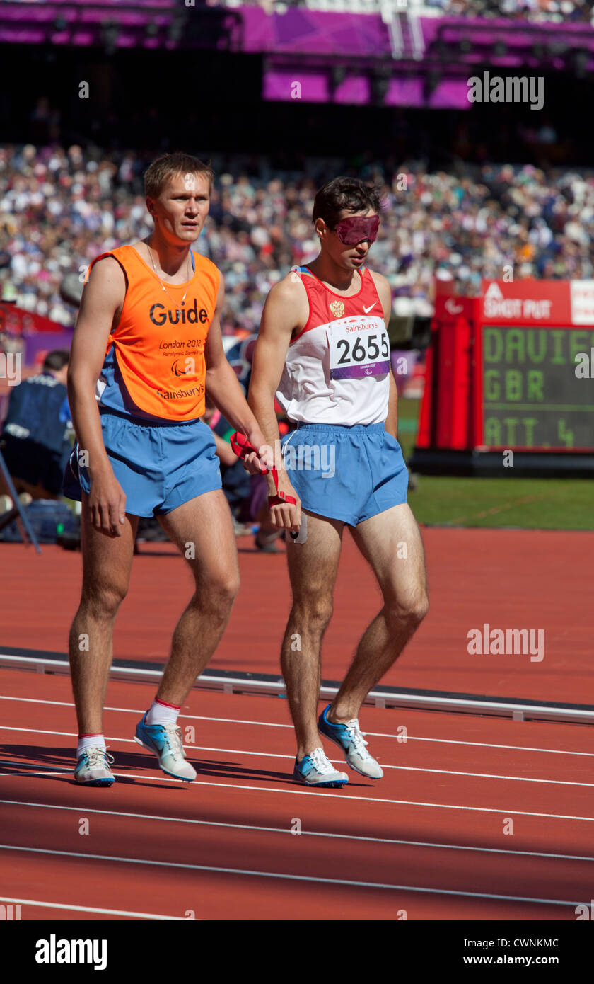 Blinde Männer 1500m-Rennen bei den Paralympics London 2012 im Olympiastadion Stockfoto