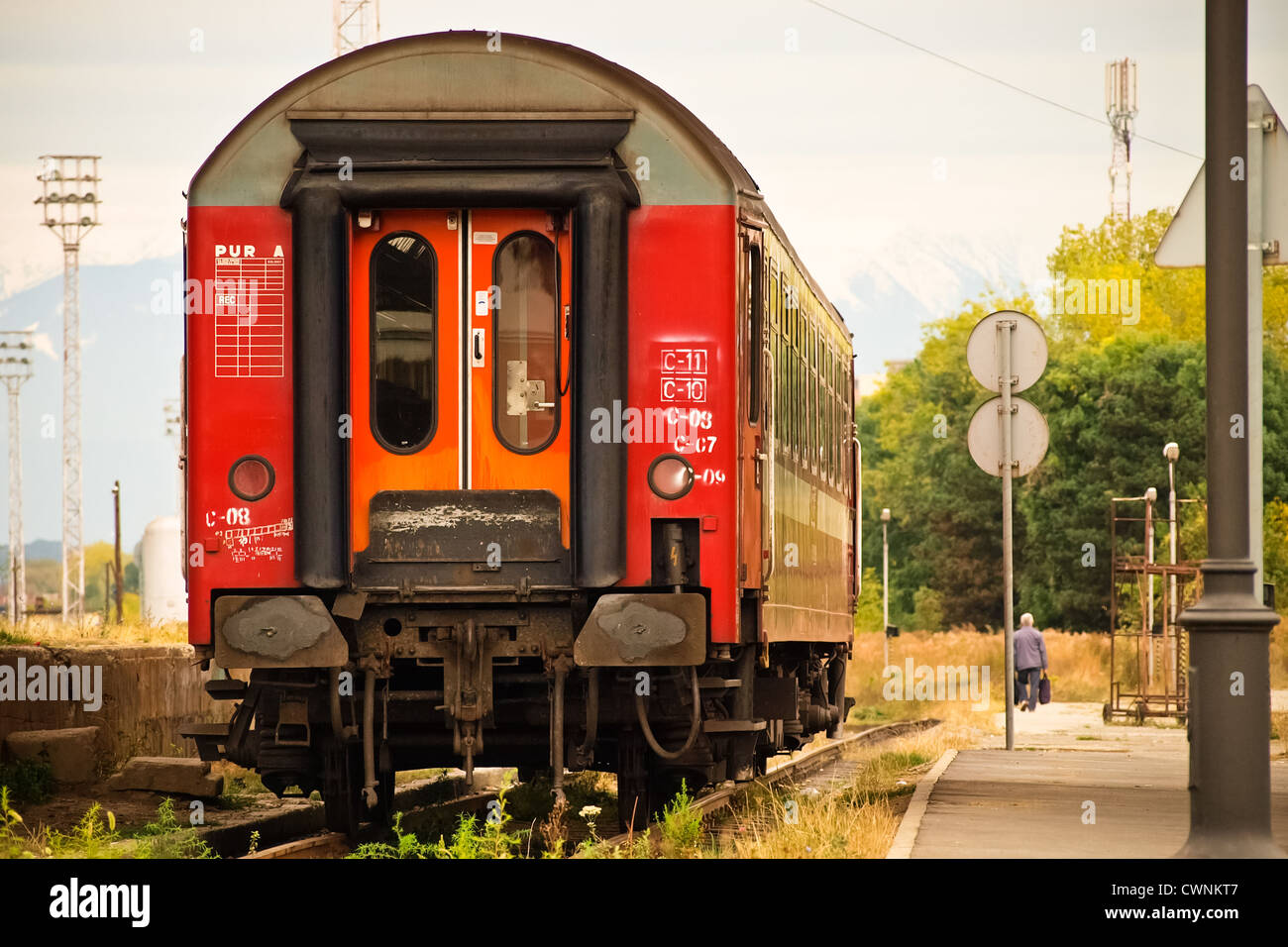 Eisenbahnwaggon, Sibiu, Rumänien, Karpaten auf Hintergrund. Stockfoto