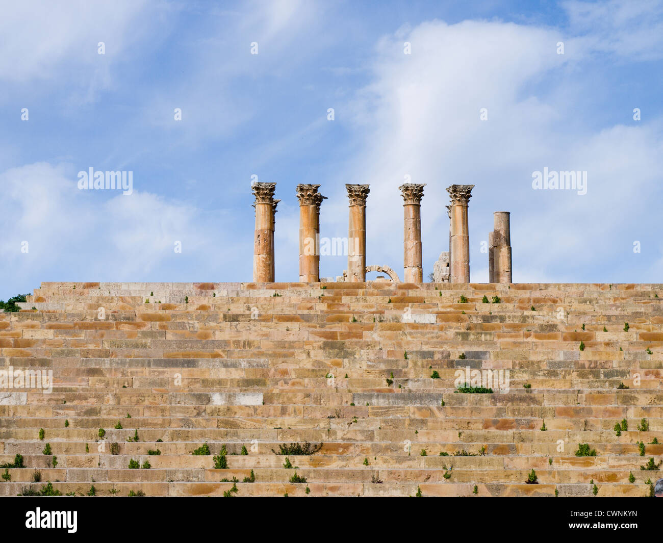 Ruinen der römischen Stadt Gerasa in der heutigen Jerash in Jordanien, Treppe zum des Artemis-Tempels, die, der oben zu sehen ist Stockfoto