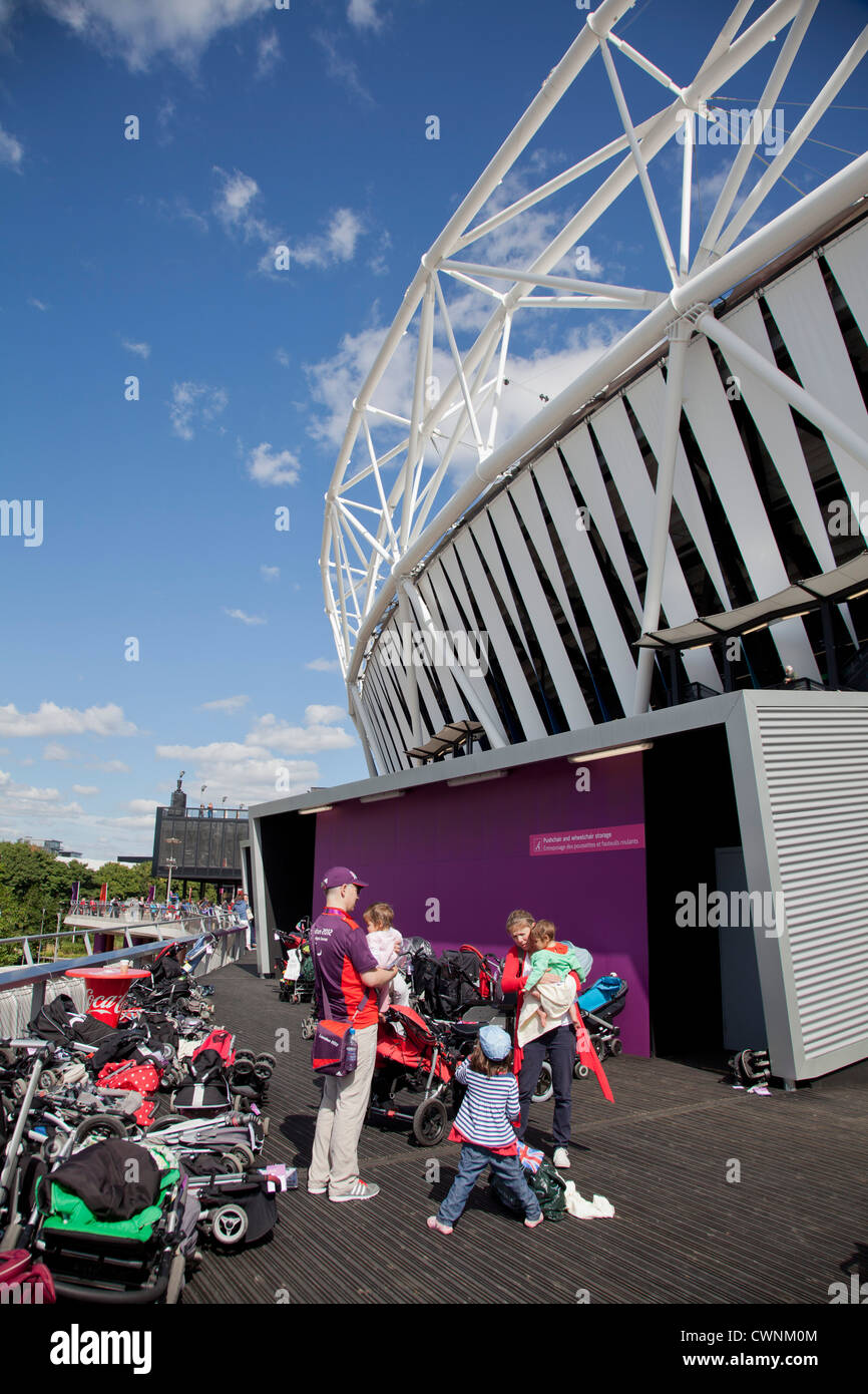 Eltern, die Speicherung der Kinderwagen im London 2012 Olympische Stadium während der Paralympischen Spiele Stockfoto