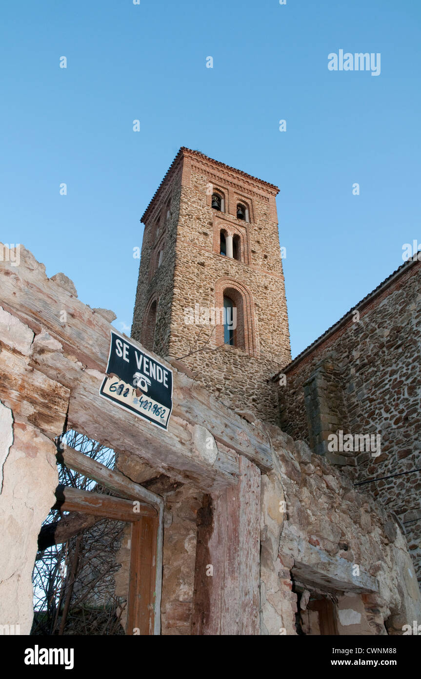 Altes Haus auf den Verkauf und Turm der Kirche. Buitrago del Lozoya, Madrid, Spanien. Stockfoto