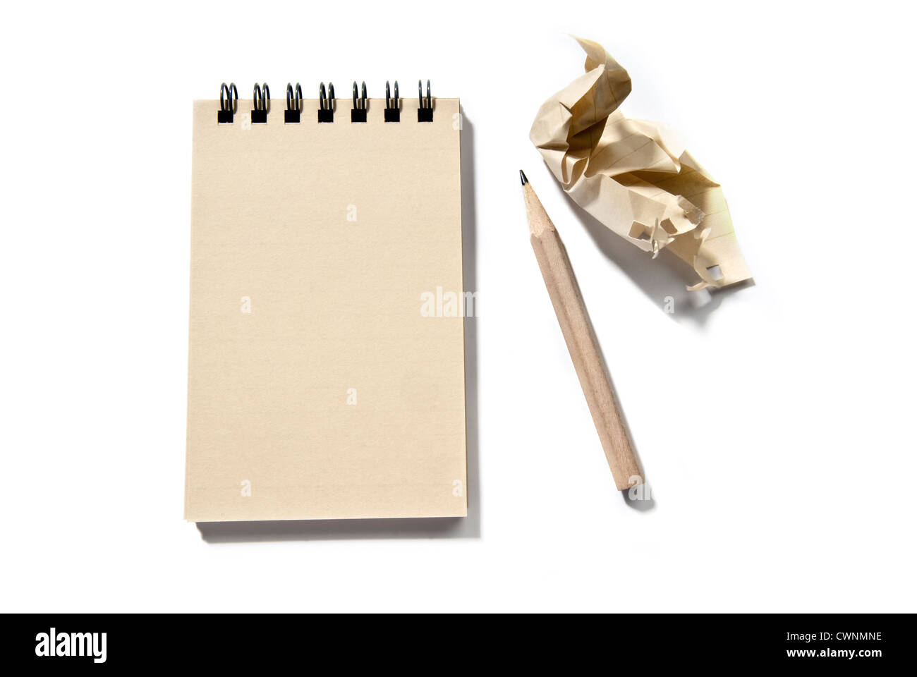 Notizblock, leer, mit einem Bleistift und ein Stück zerknülltes Papier, auf 100 % weißen Hintergrund isoliert Stockfoto