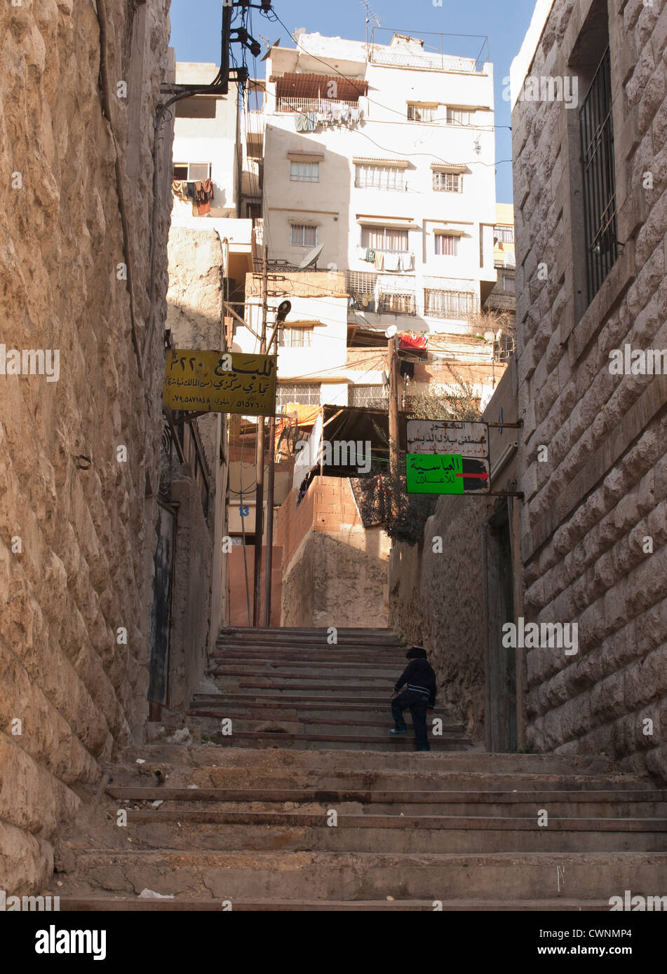 öffentliche Treppe von der Hauptstraße zum Gehäuse Fläche in zentralen Amman Jordanien mit einem Kind auf seinem Weg bis Stockfoto