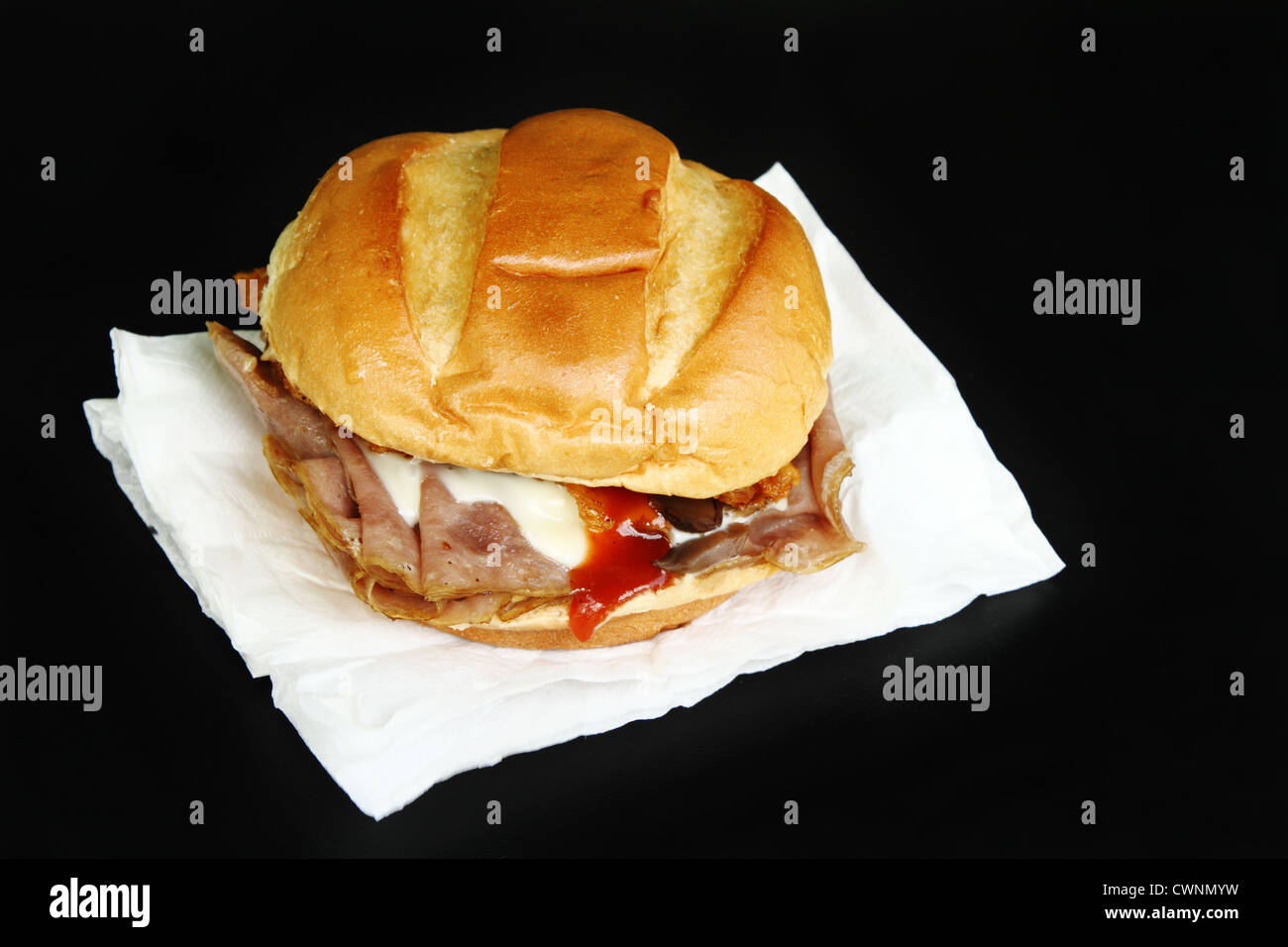Roastbeef-Sandwich mit Speck, Käse und ketchup Stockfoto