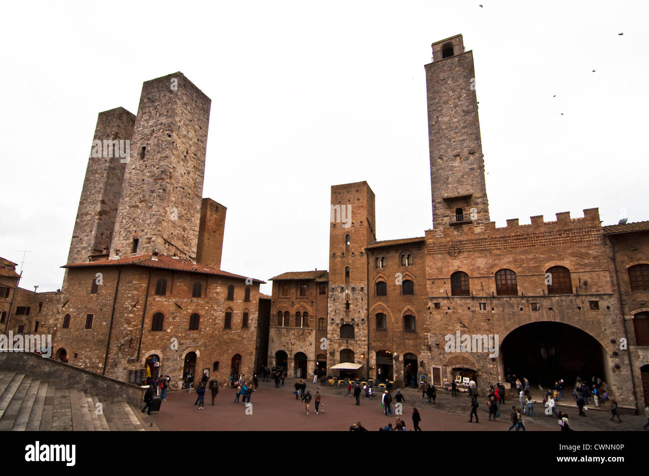 SAN GIMIGNANO, Italien - APRIL 04: Ansicht der Piazza del Duomo am 4. April 2012 in San Gimignano, Italien. Die mittelalterliche Stadt San Gi Stockfoto