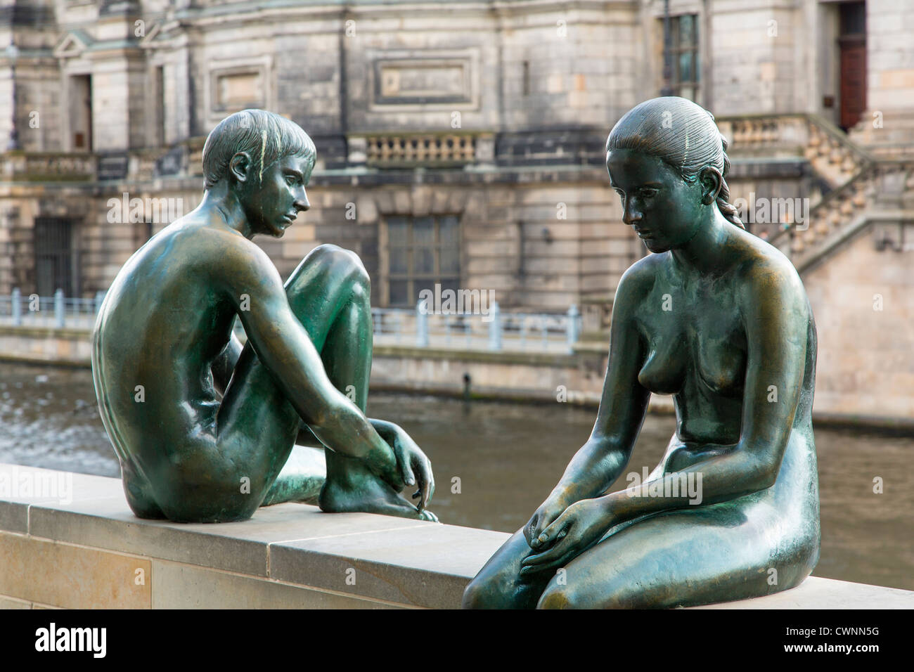 Berlin, Deutschland. Bronze-Skulptur "Drei Mädchen und ein Junge" (Wilfred Fitzenreiter; 1988) an der Spree Stockfoto