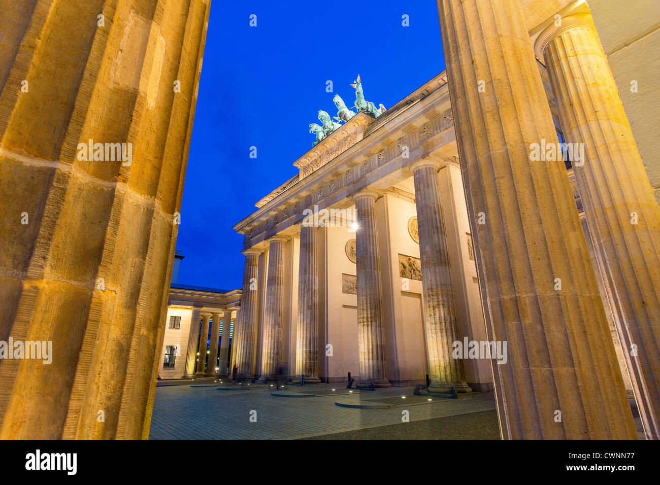 Berlin, Brandenburger Tor in der Abenddämmerung Stockfoto