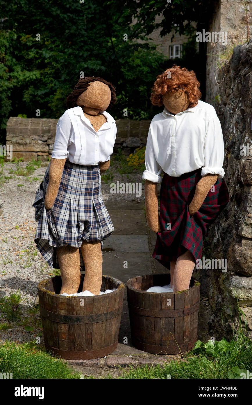 Stroh weibliche Figuren stehen in Barrel   eine Ausstellung auf Kettlewell Scarecrow Festival Aug 2012  North Yorkshire Dales, UK Stockfoto