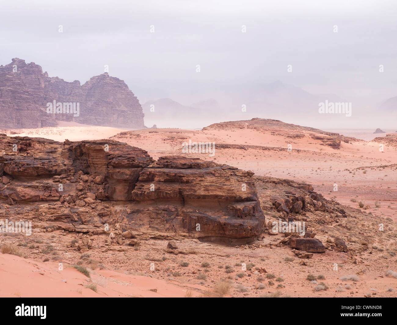 Panorama aus der Wüste Wadi Rum in Jordanien zeigt Sand Felsen Berg und nähert sich Sandsturm Stockfoto