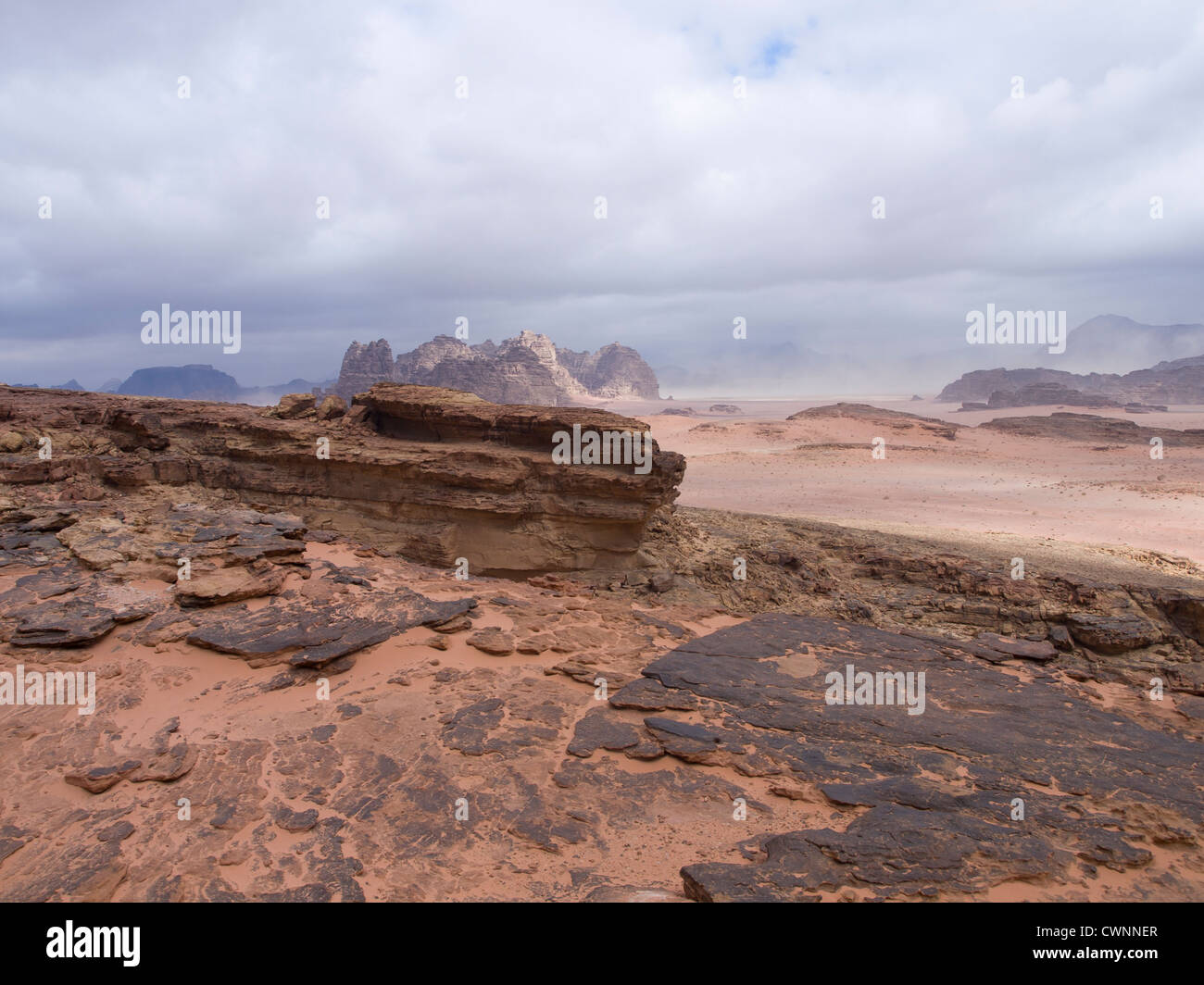 Panorama aus der Wüste Wadi Rum in Jordanien zeigt Sand Felsen Berg und nähert sich Sandsturm Stockfoto