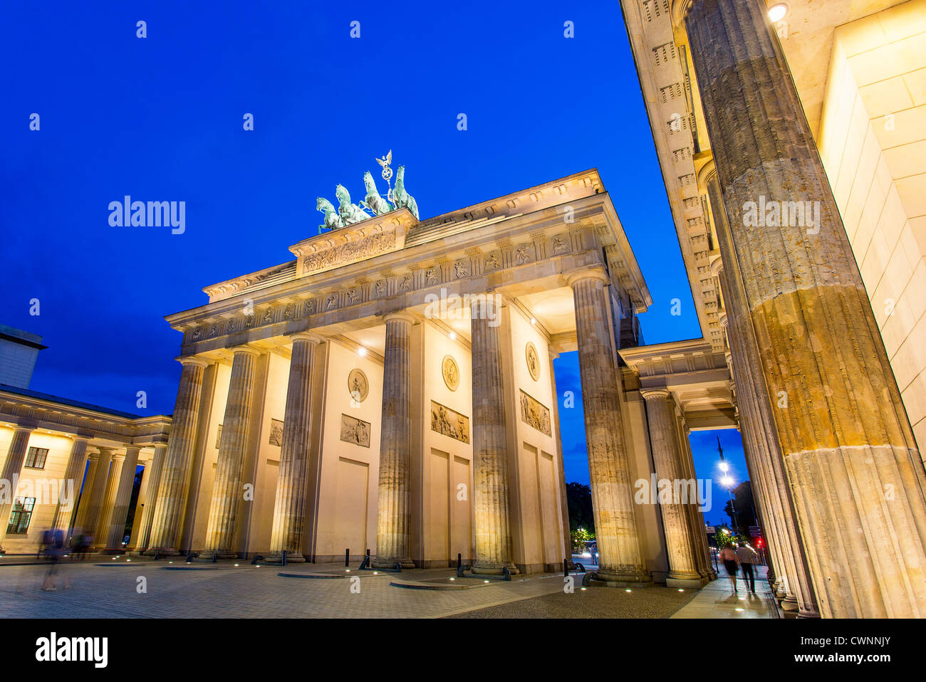 Berlin, Brandenburger Tor in der Abenddämmerung Stockfoto