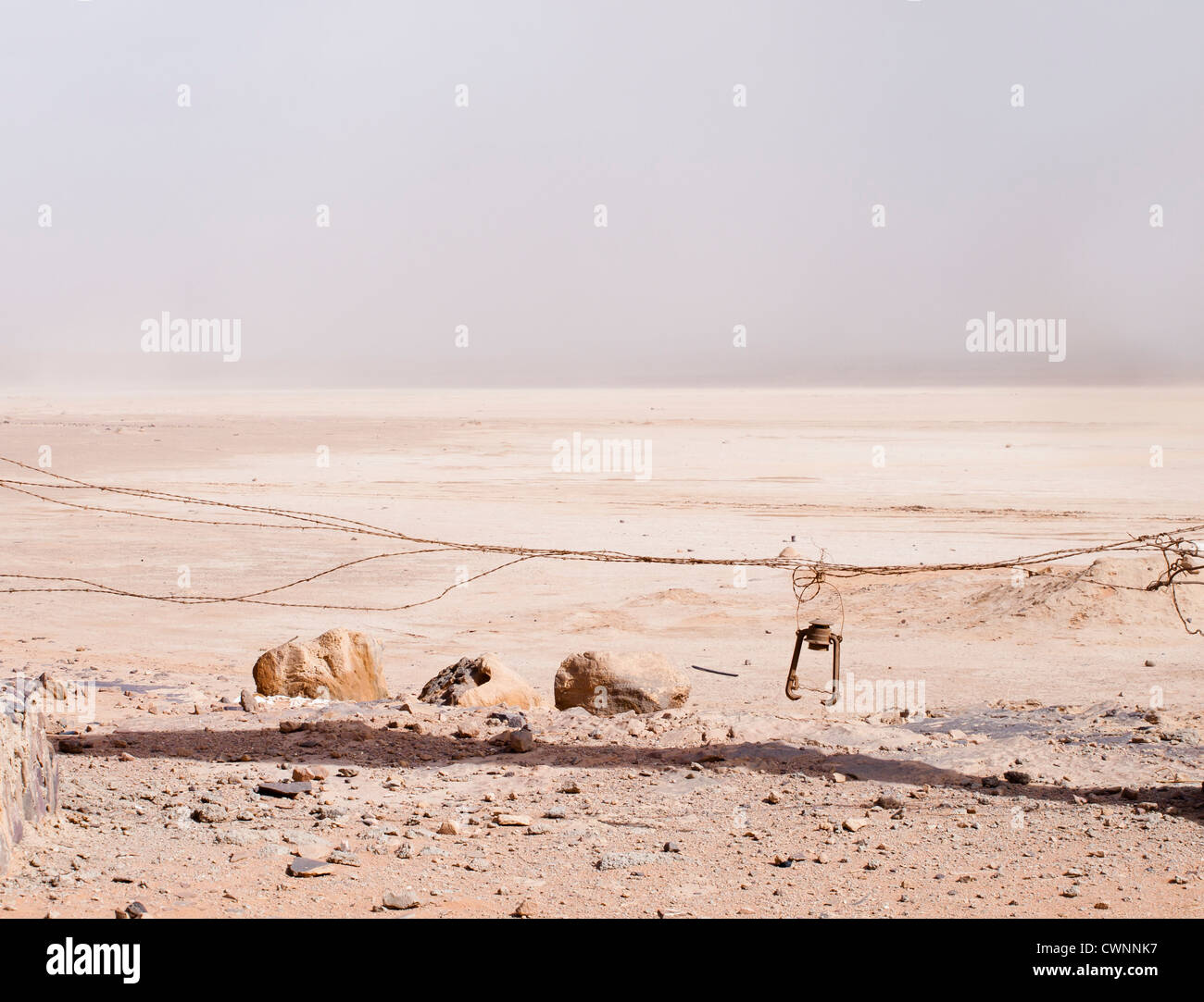 Sandsturm auf dem Horizont in Wadi Rum Stacheldraht scheinbar blockieren den Eingang ins Nirgendwo Stockfoto
