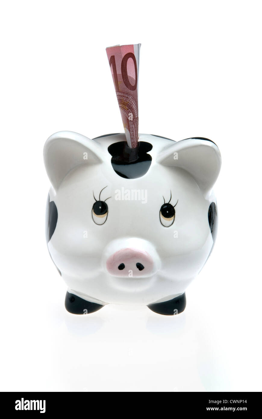 Sparschwein, Spardose mit einem zehn-Euro-Schein, isoliert auf weißem Hintergrund Stockfoto