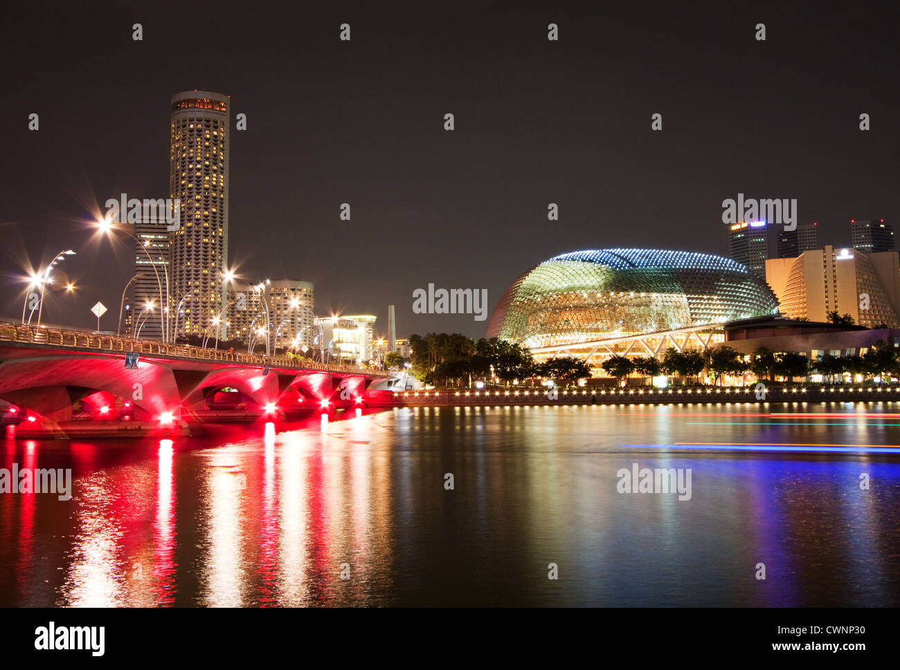 Nacht Foto des Esplanade Theater und Brücke wunderschön an der Marina Bay beleuchtet, Singapur. lange Belichtung mit leichten Spuren von Boote auf dem Fluss Stockfoto