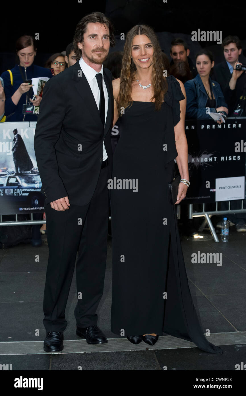 Christian Bale und Sandra Bale kommen für die Europa-Premiere von The Dark Knight Rises. Stockfoto