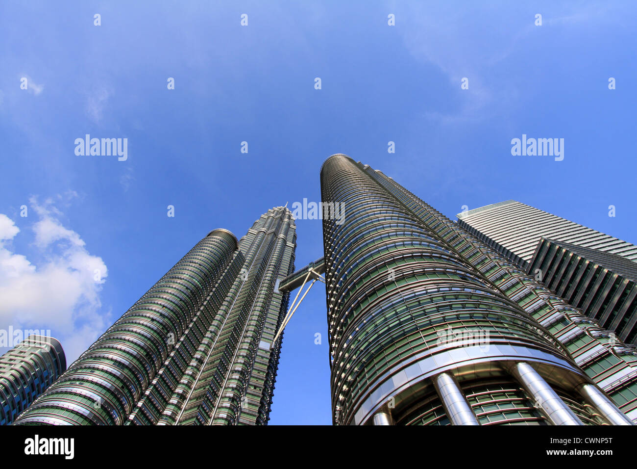 Blick auf hohen Petronas Towers. Weitwinkel Stadtbild Bild von zwei Hochhäusern oder Twin Towers in Kuala Lumpur, Malaysia. Low Angle View Stockfoto