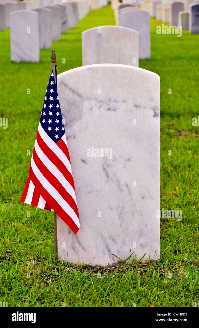 Grabsteine auf dem nationalen Friedhof mit der amerikanischen Flagge Stockfoto