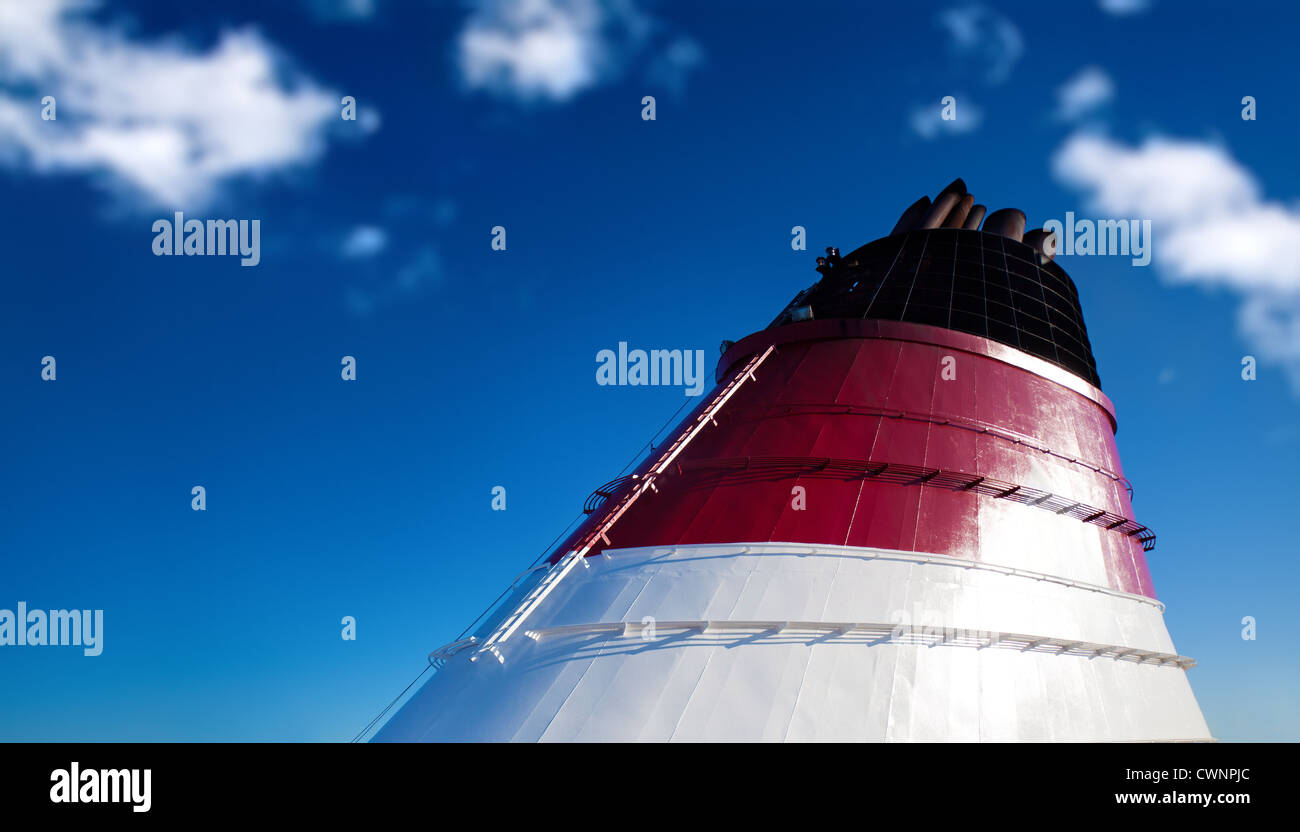 Leitung von großen Kreuzfahrtschiff auf blauen Himmelshintergrund. Stockfoto