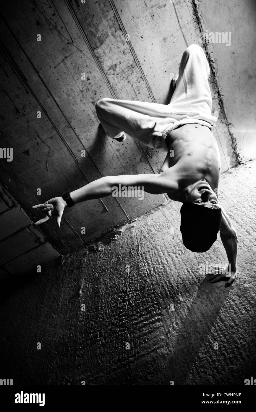 Junger Mann Breakdance. Schwarz und weiß. Stockfoto