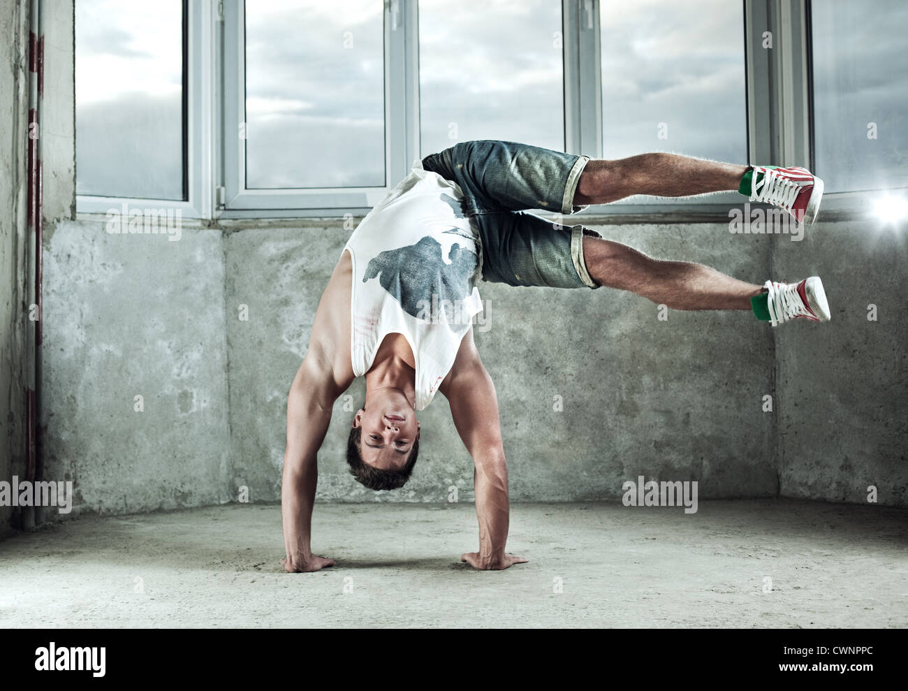 Starken Jüngling Breakdance. Stockfoto