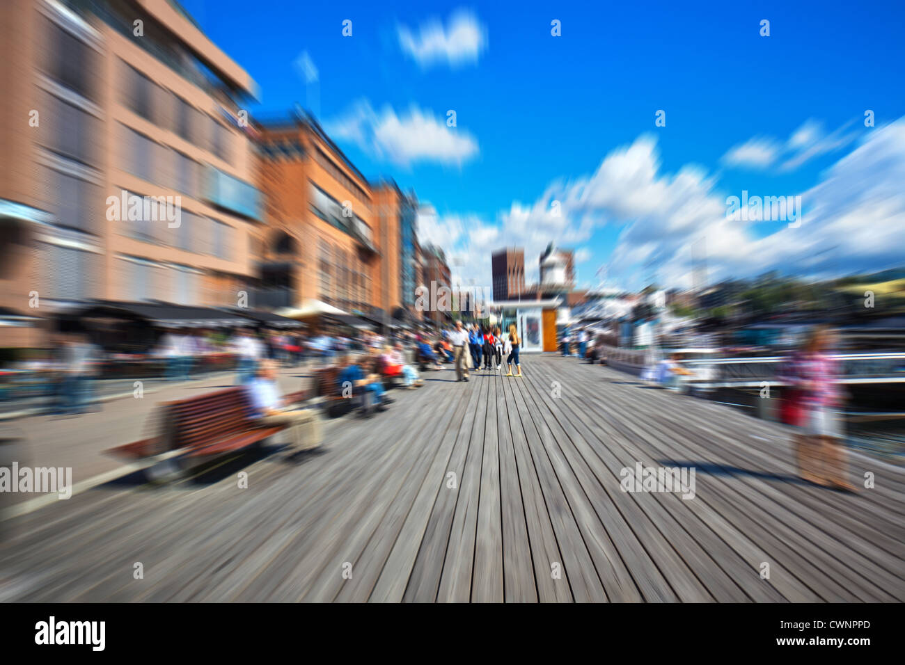 Menschen zu Fuß auf Kai. Motion Blur-Effekt. Stockfoto