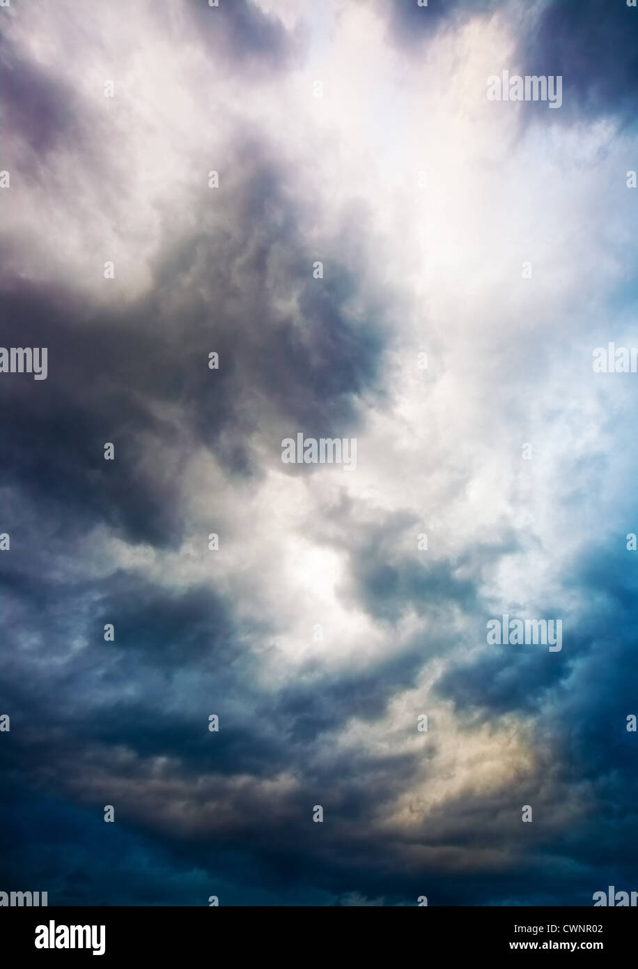 Dramatische bedecktem Himmel. Multi-Farben. Stockfoto