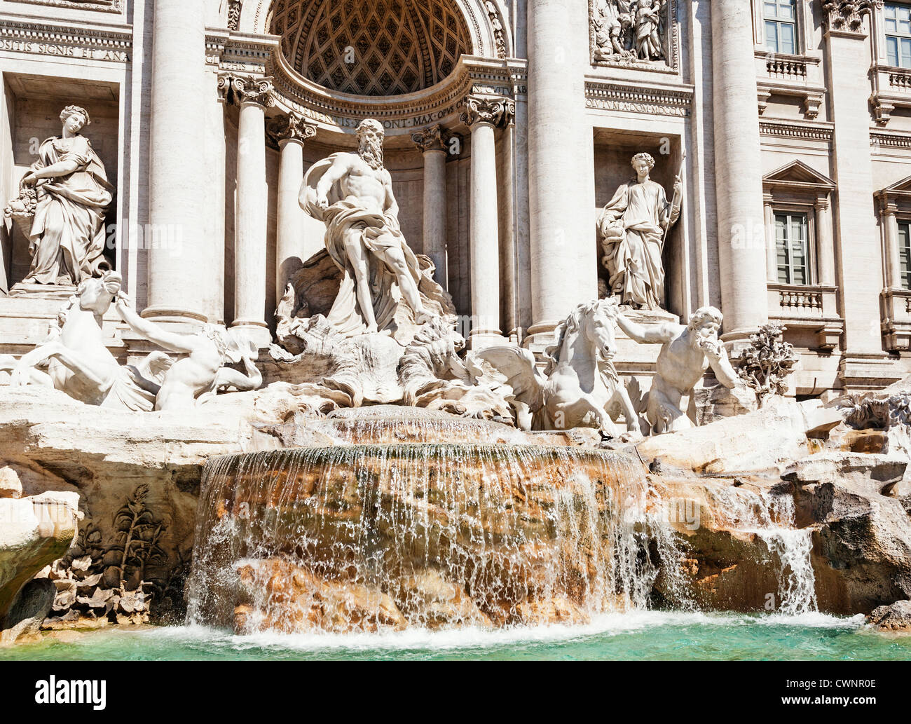 Der Carrara-Marmor-Statuen der Trevi Brunnen Rom, Latium, Italien. Stockfoto