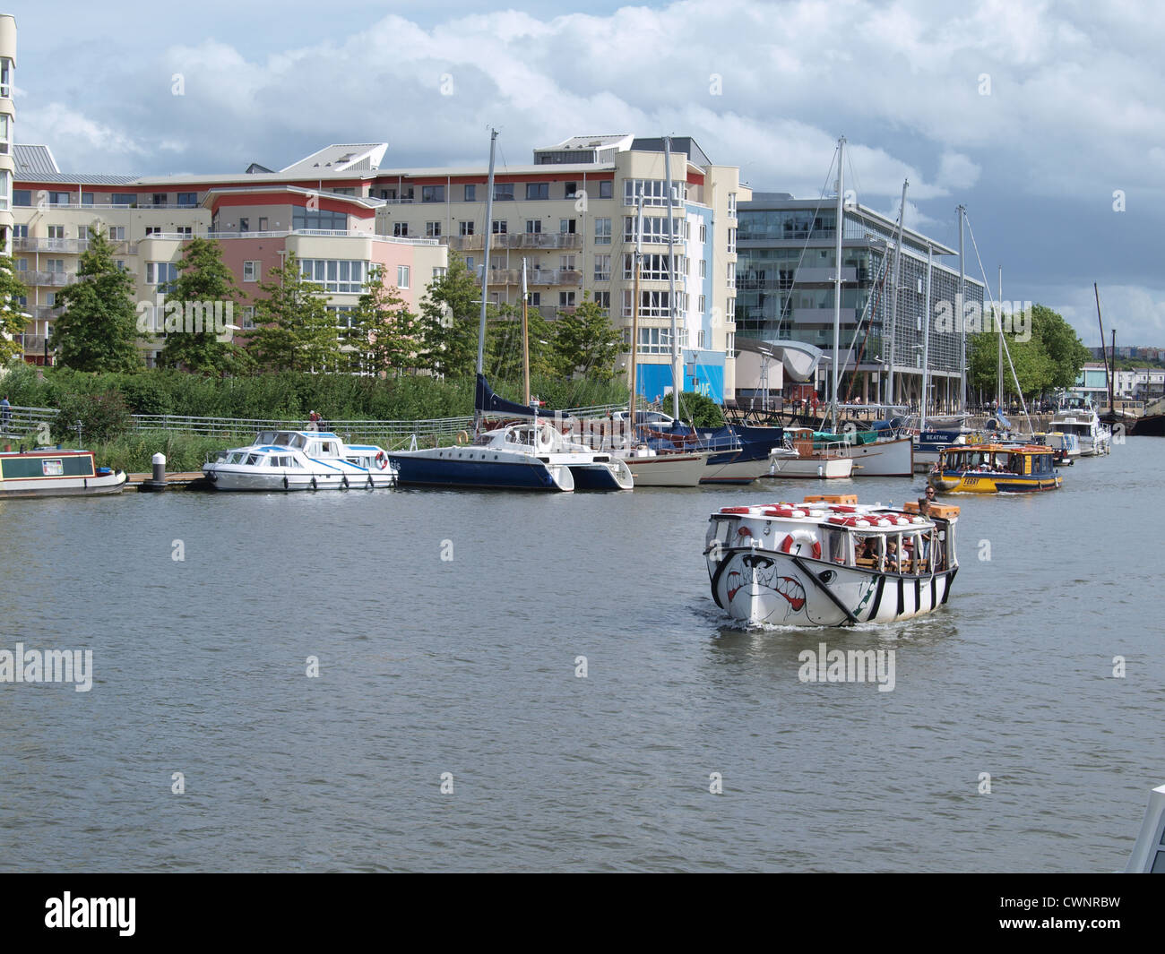 Wasser-Taxi mit Aartments im Hintergrund. Fluß Avon. Bristol. UK Stockfoto