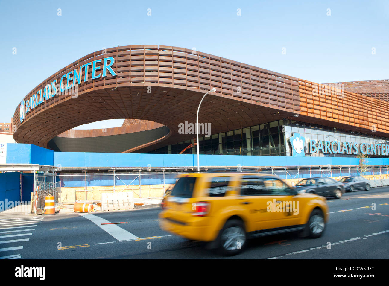 New York City Taxi fährt weiter neue Barclays Center der Brooklyn Nets Sportarena und Konzertsaal nach Hause.  Brooklyn, NY, USA Stockfoto
