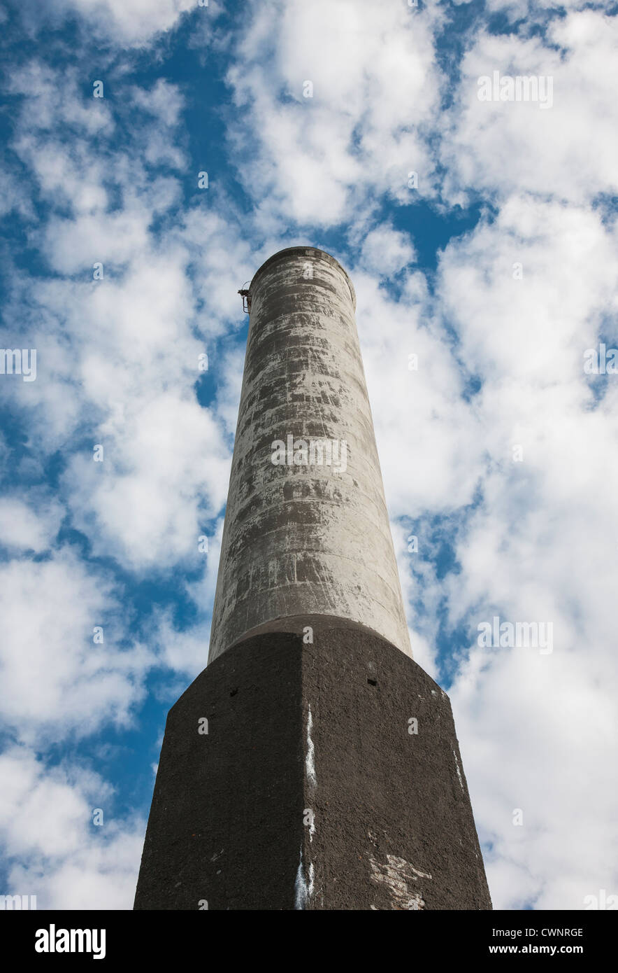 Alte Fabrikschornstein nicht mehr Verschmutzung der Luft gegen einen blauen Sommerhimmel Stockfoto