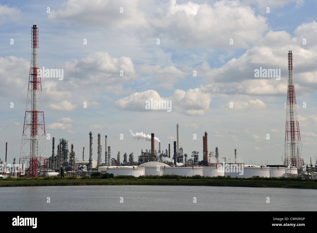 Öl-Raffinerie neben der Schelde, Provinz Antwerpen, die flämische Region, Belgien Stockfoto