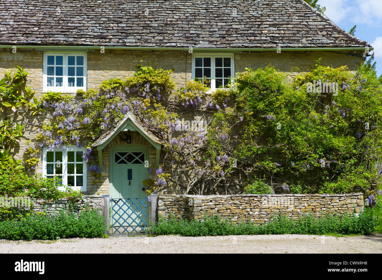 Traditionelles Cotswold Stein Wysteria bewachsenen Häuschen im malerischen Dorf Eastleach Turville in den Cotswolds, Gloucestershire, UK Stockfoto