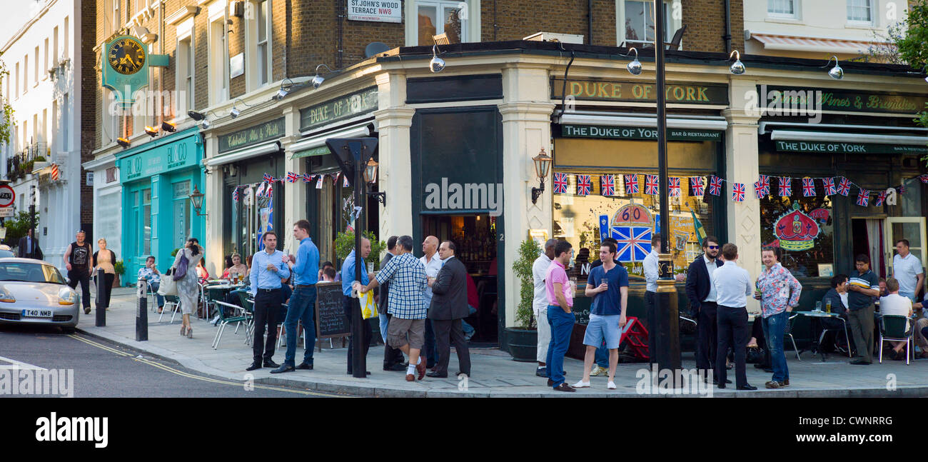 Menschenmenge im Freien, die sich bei warmem Wetter im Londoner Pub Duke of York in St John's Wood, Großbritannien, treffen und draußen trinken Stockfoto