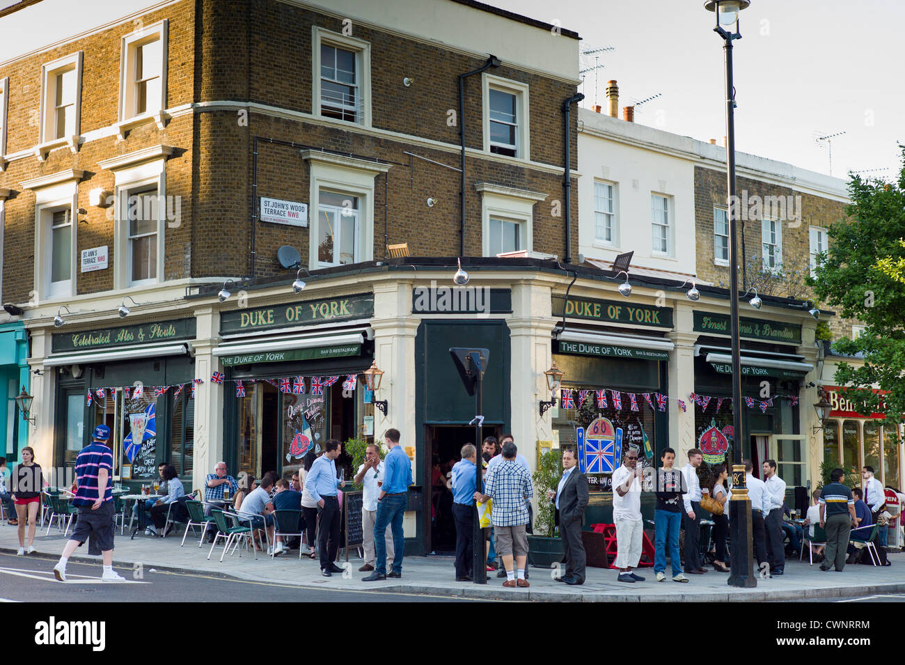 Menschenmenge im Freien, die sich bei warmem Wetter im Londoner Pub Duke of York in St John's Wood, Großbritannien, treffen und draußen trinken Stockfoto