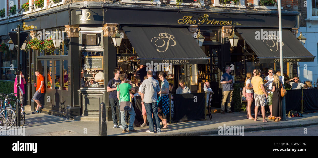 Kunden genießen warme Wetter in The Princess traditionellen Londoner Pub in Primrose Hill, London Stockfoto