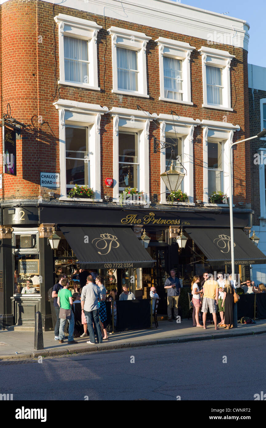 Kunden genießen warme Wetter in The Princess traditionellen Londoner Pub in Chalcot Road, Primrose Hill, London Stockfoto
