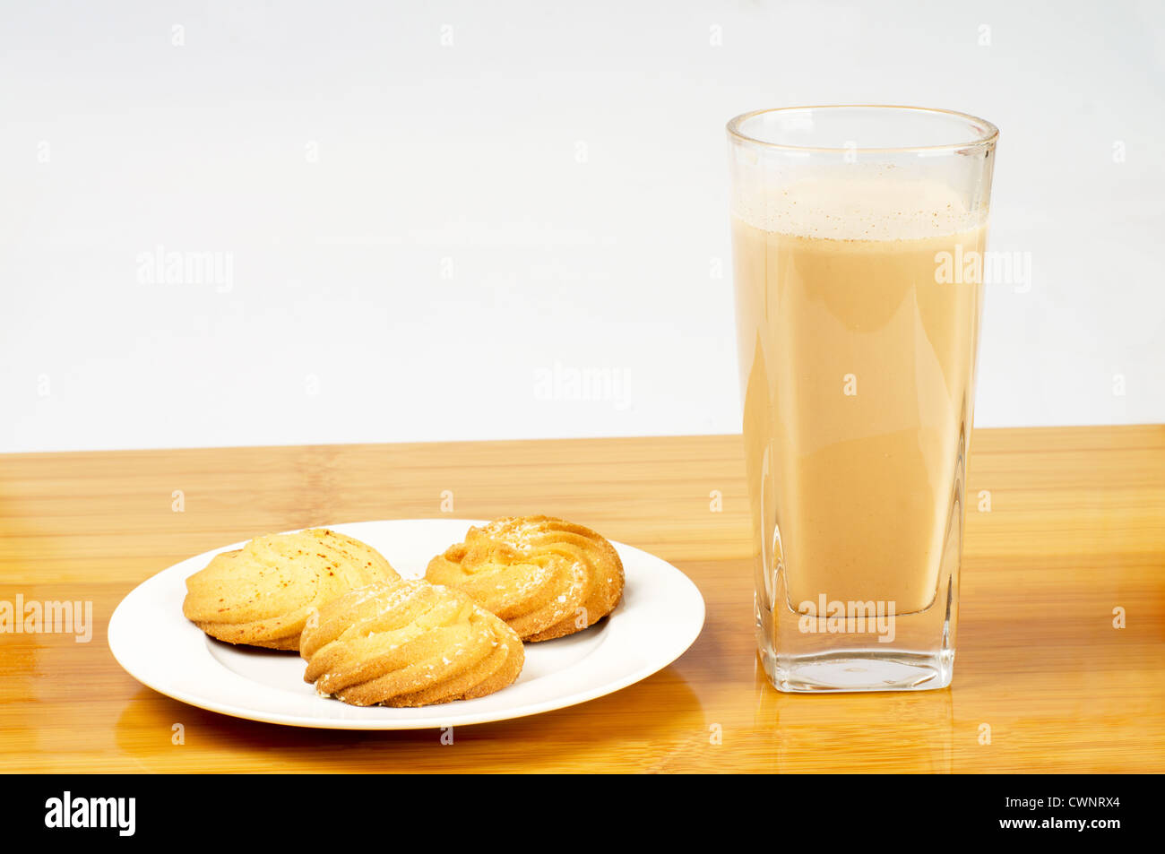 Cookies und Milch-Tee-Getränke Stockfoto