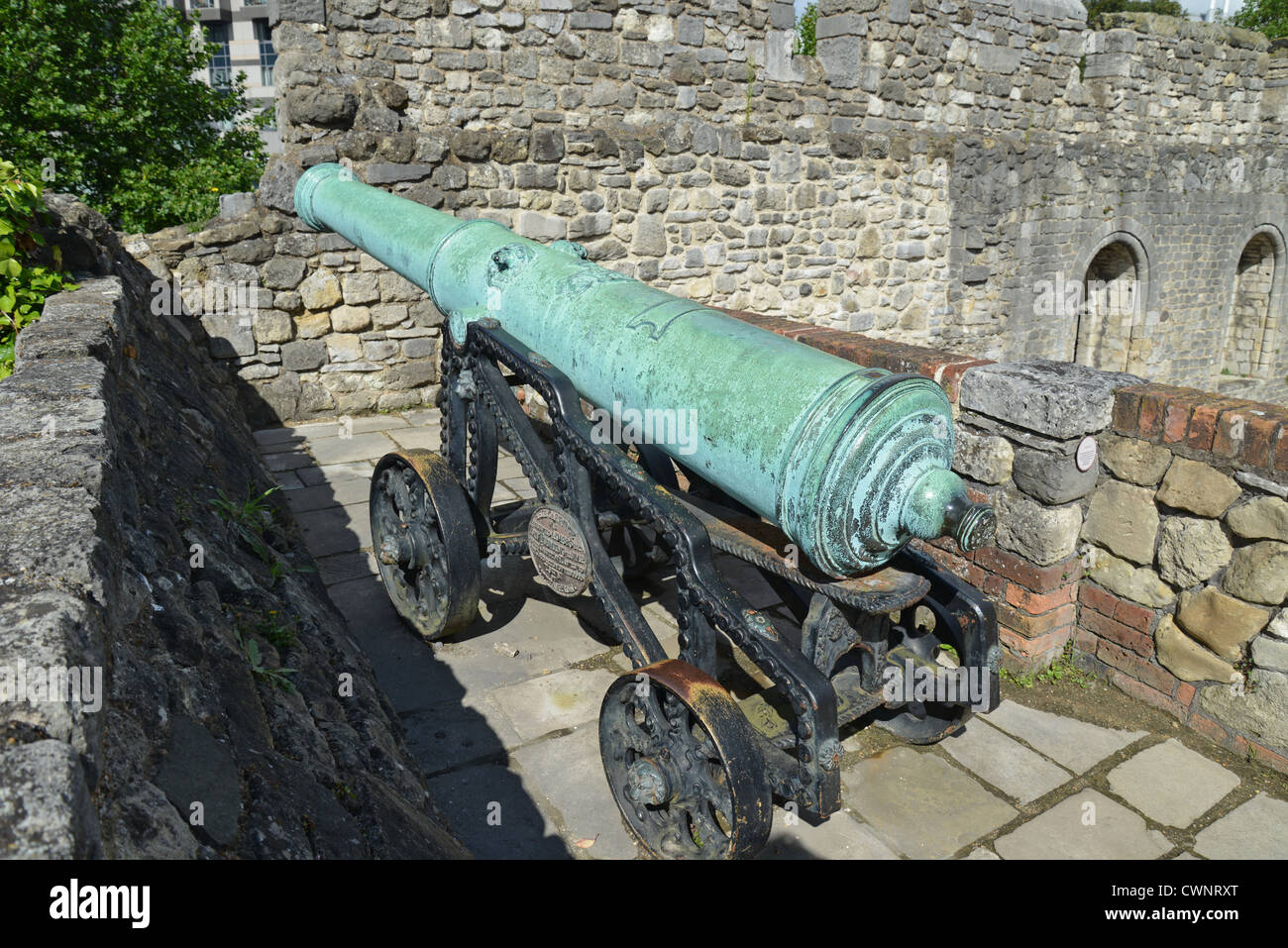 Messingkanone auf der alten Stadtmauer, Southampton, Hampshire, England, Vereinigtes Königreich Stockfoto