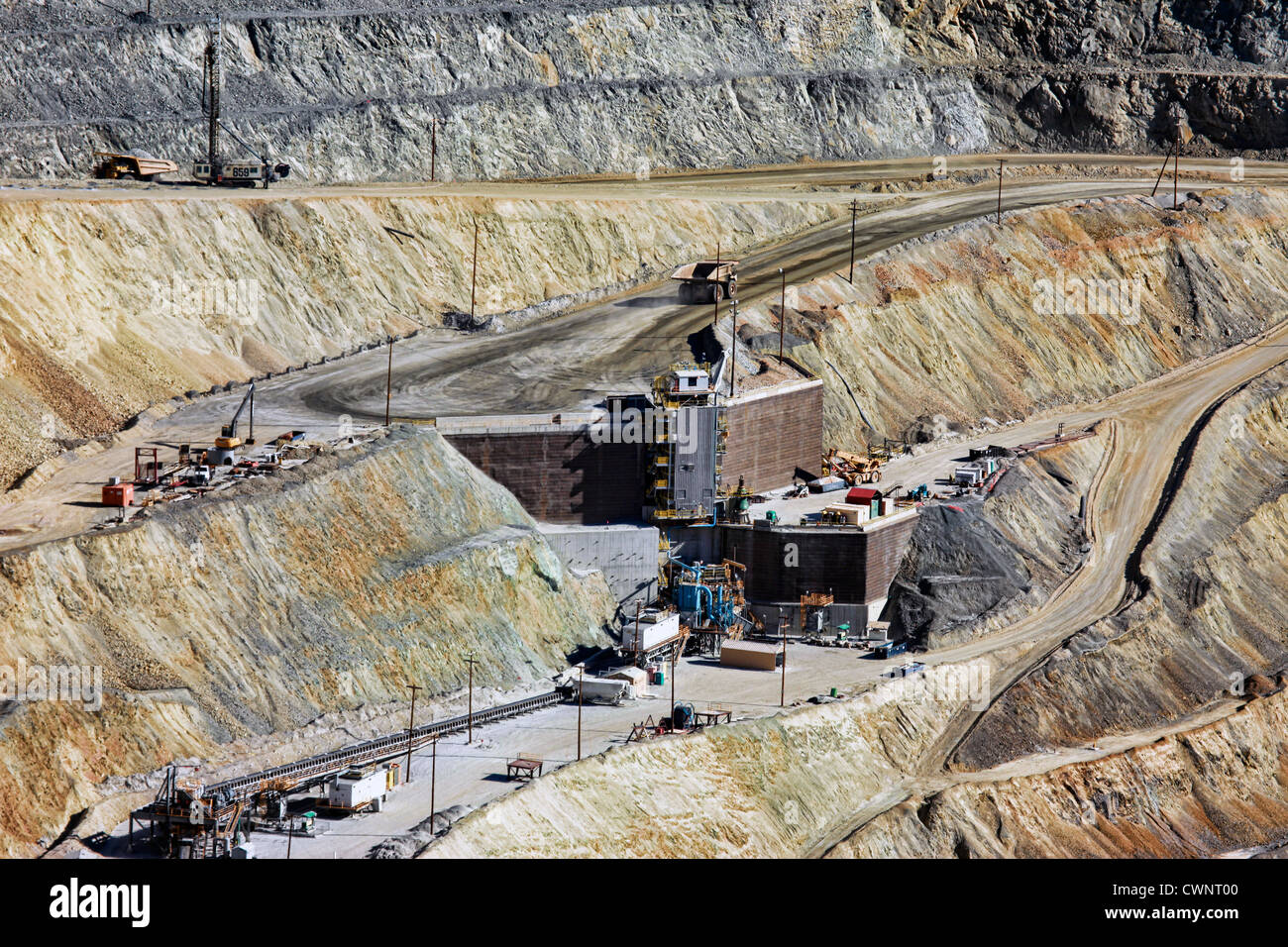 Großer Kipper mir in Kennecott Kupfermine in zentrale Utah. Tagebau im Hintergrund. Weltweit größte öffnen Grube Kupfer-Mine. Stockfoto