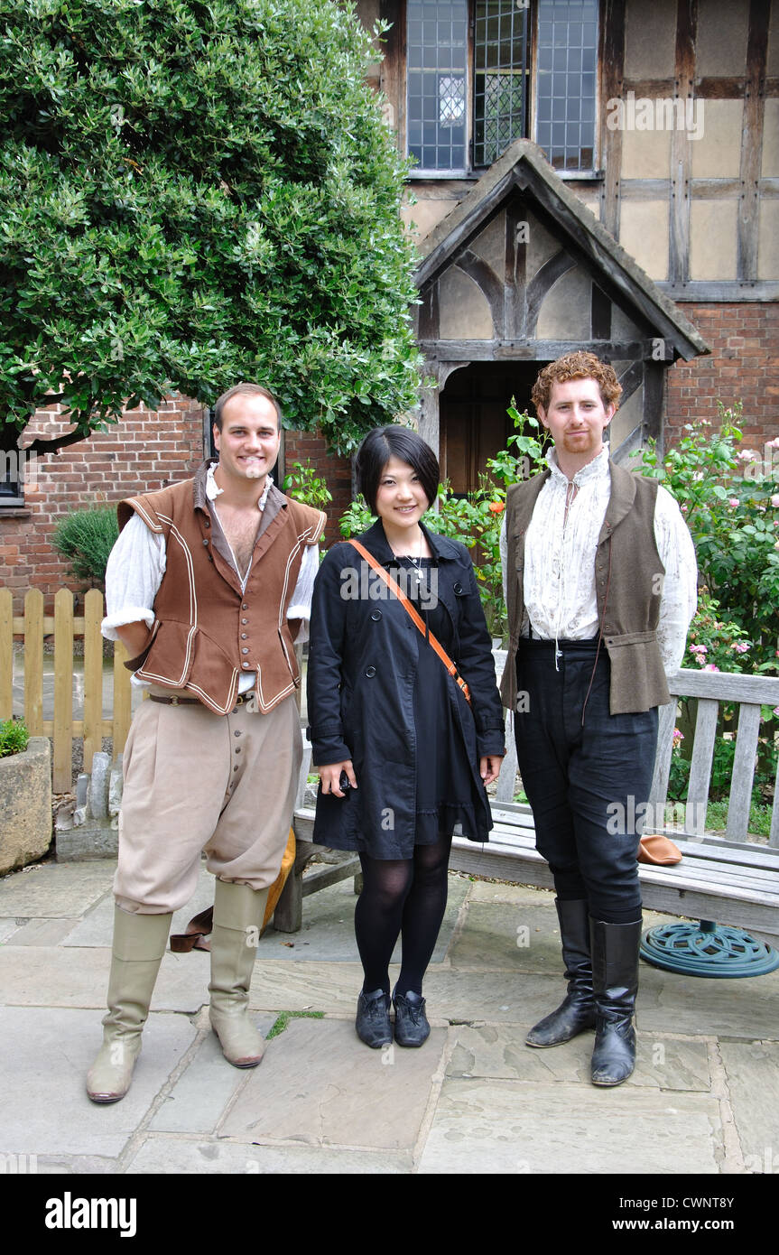 Japanische Touristen posiert im Garten von Shakespeares Geburtshaus mit Shakespeare-Darsteller, Stratford-upon-Avon, England, UK Stockfoto