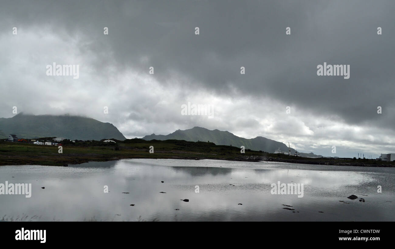 Moody Sommerwetter auf den Lofoten Inseln, Norwegen. Stockfoto