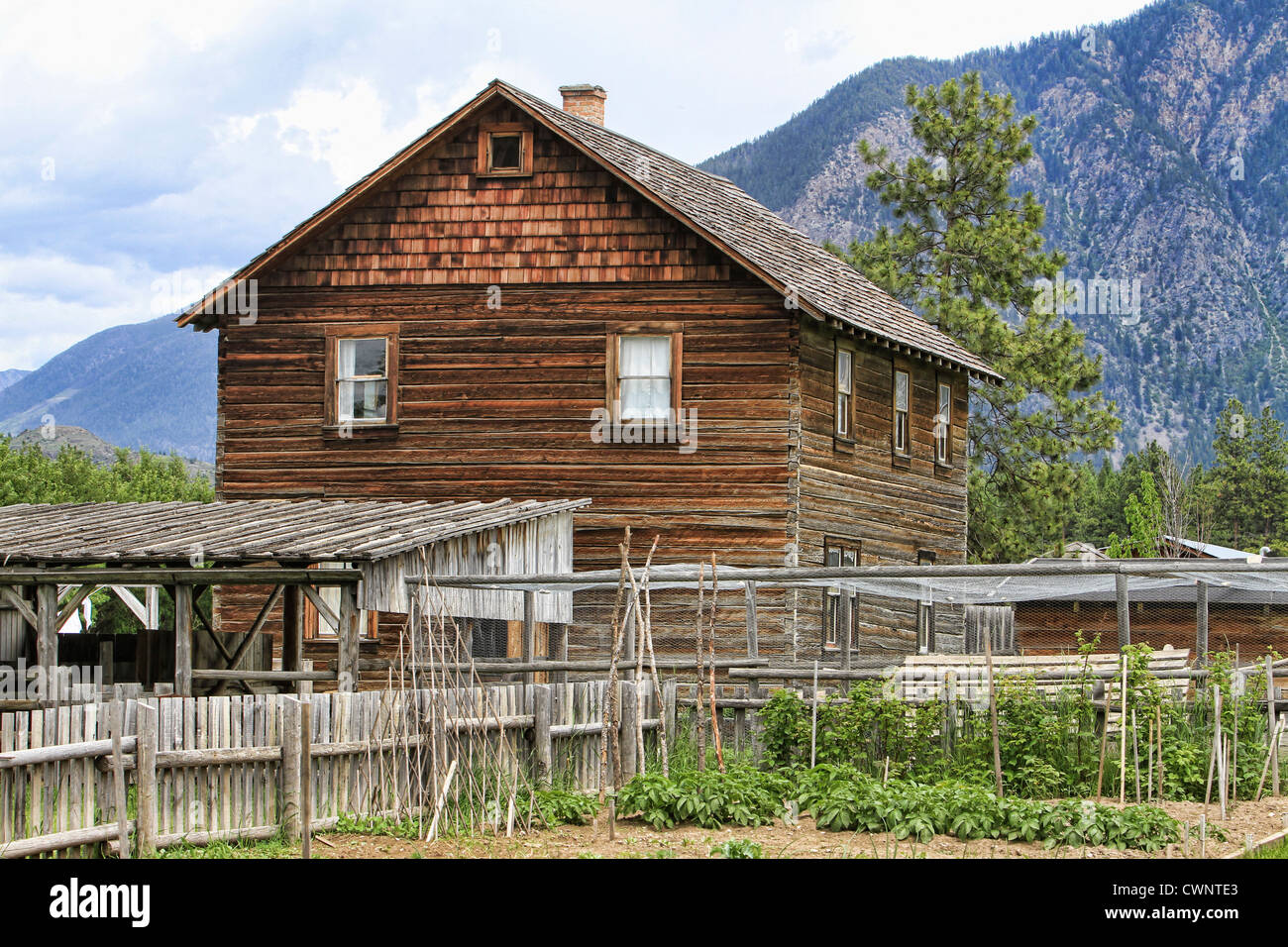 Alte Farmhaus und Garten. Fort Steele ein Erbe Stadt in British Columbia, Kanada. Historische Gebäude und Demonstrationen. Stockfoto