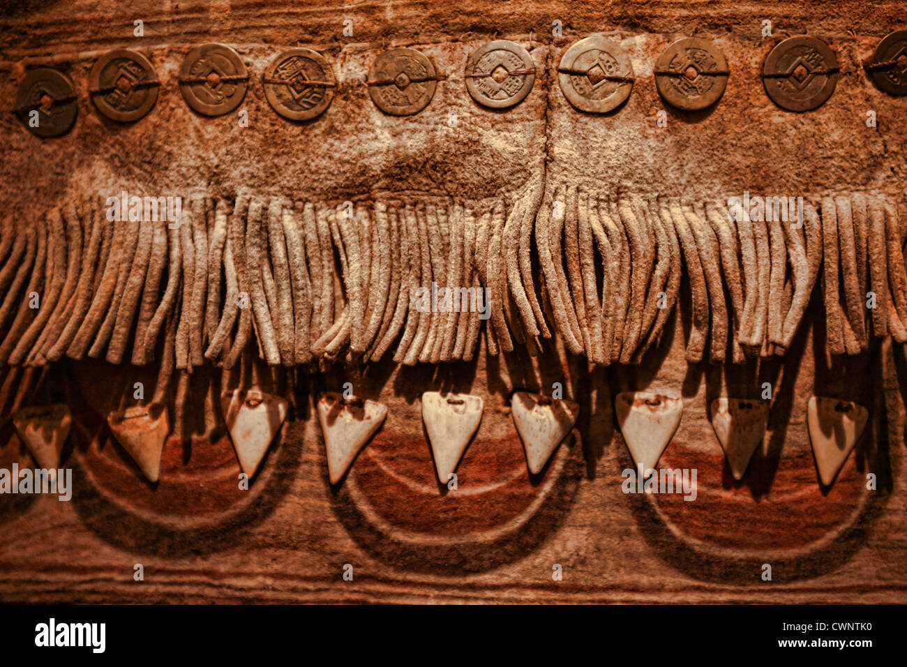 Schöne Perlenarbeiten und Leder Schmuck auf ein Kleidungsstück Eskimo.  Ein Artefakt im Musée Alaska, Anchorage, Alaska. Stockfoto