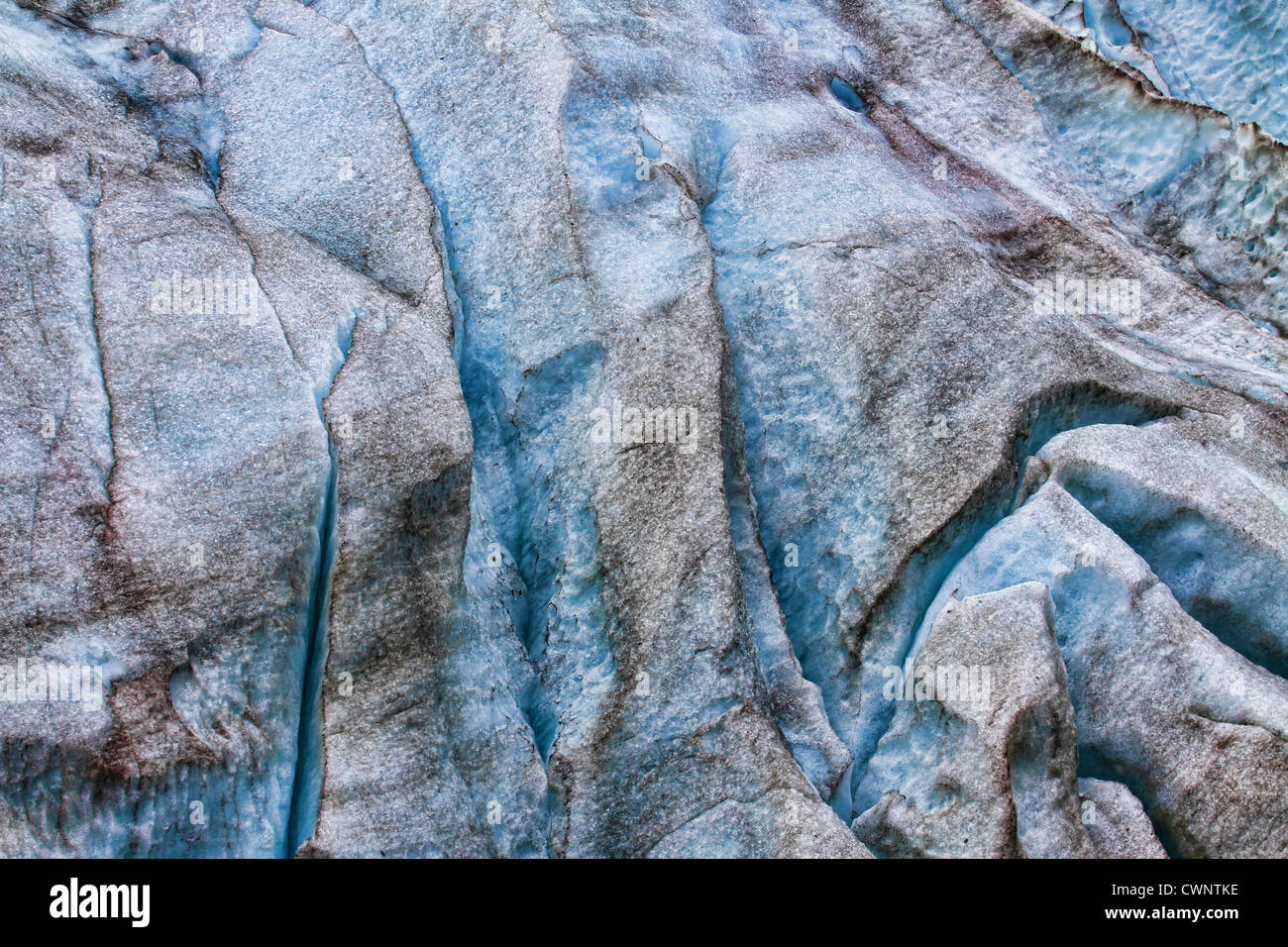 Gletschereis in Kanada mit Reflexen von Türkis-Blau auf Felsvorsprüngen. Stockfoto