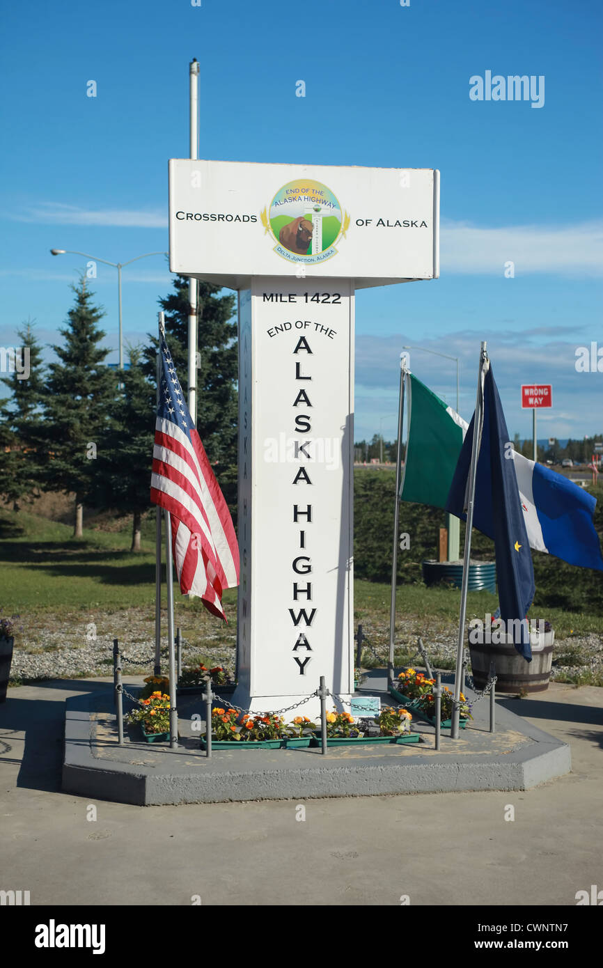 Der Marker, Denkmal am Ende der Alaska Highway in Delta Junction in Alaska. An einem hellen Sommertag mit Flaggen wehten genommen Stockfoto