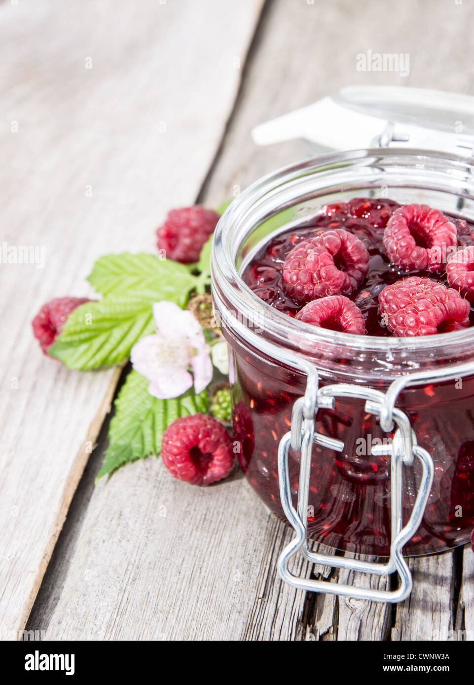Hausgemachten Himbeer Marmelade auf einem hölzernen Hintergrund Stockfoto