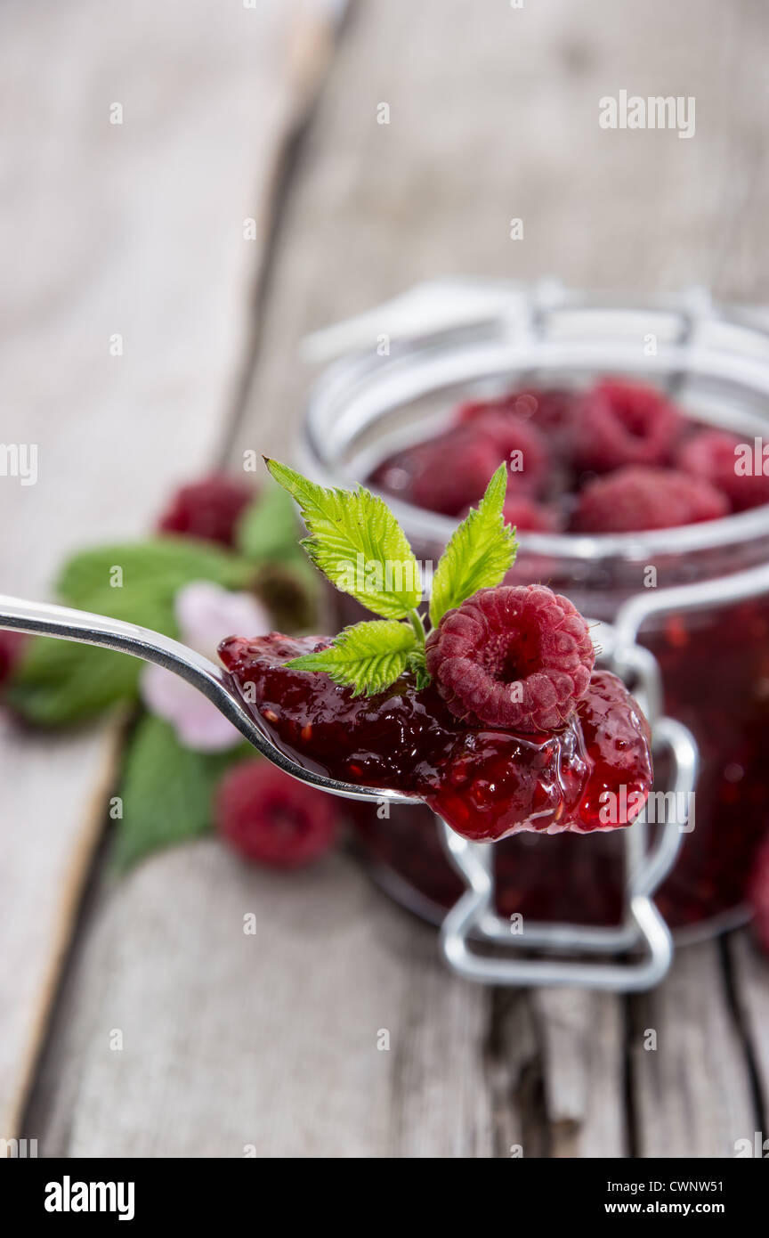 Hausgemachten Himbeer Marmelade auf einem hölzernen Hintergrund Stockfoto